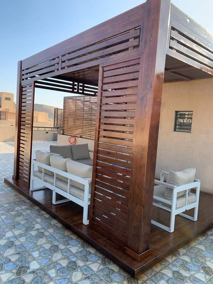 برجولات خشبية للأسطح وبرجولات خشب معالج.
