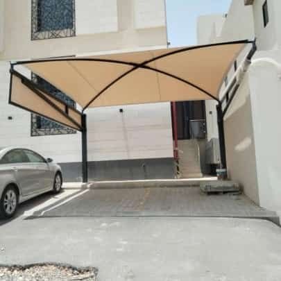 تنفيذ مظلات بخامات معتمدة تضمن الجودة والمتانة.