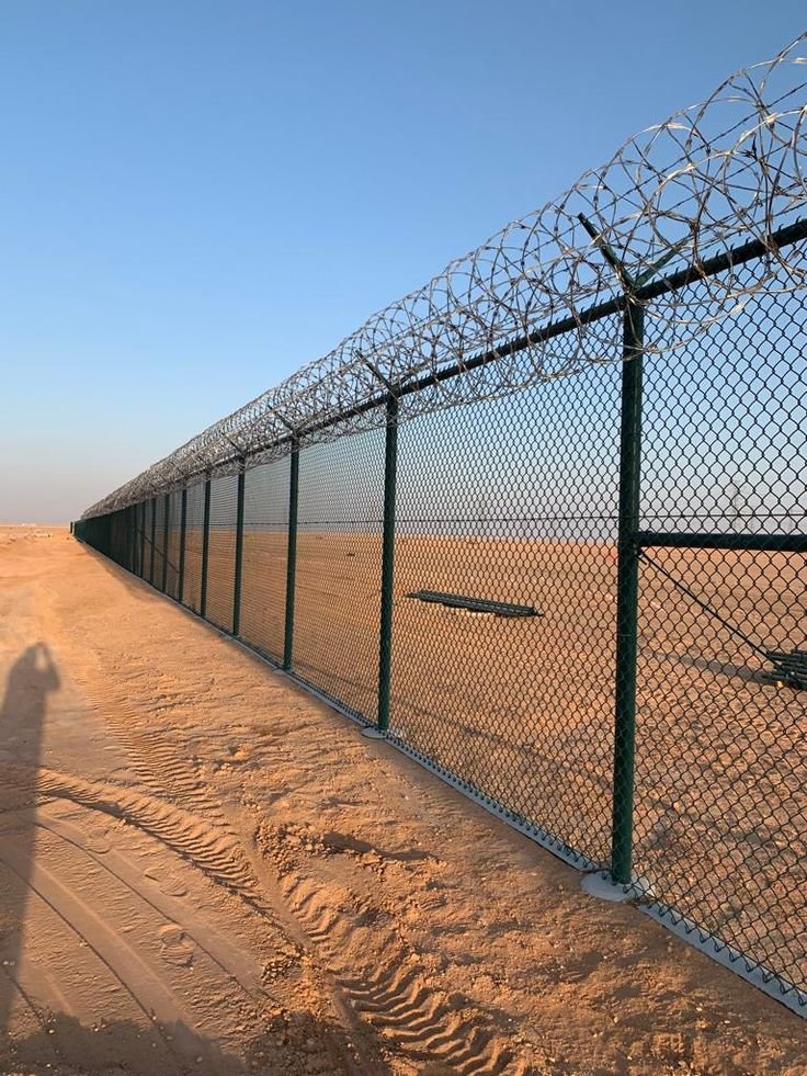 تركيب شبوك مزارع وشبوك تسوير الأراضي.
