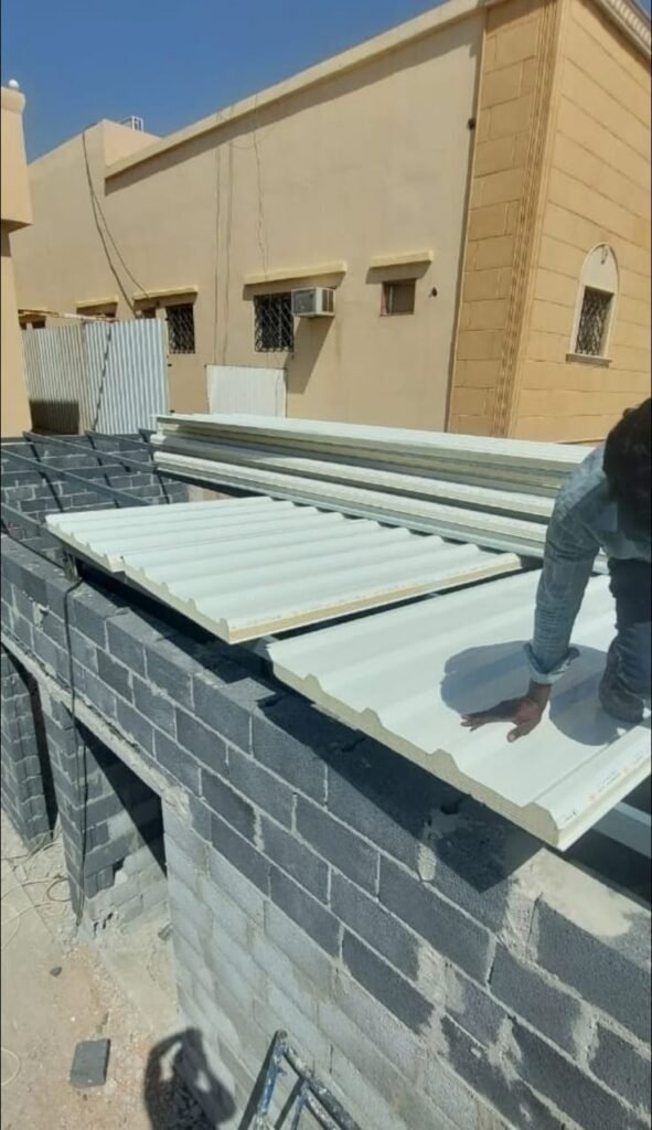 أعمال مؤسسة أفياء الرياض في تركيب الساندوتش بانل