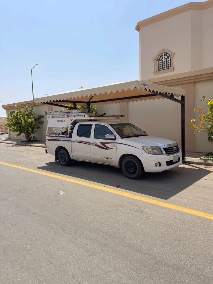 مظلات خارجية مقاومة للأمطار والرياح.