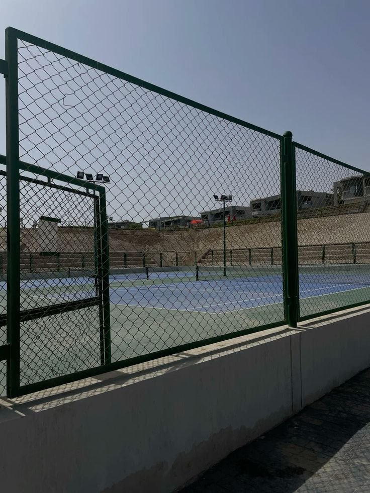 شبوك سلك شائك لحماية المواقع والمنشآت الخارجية.