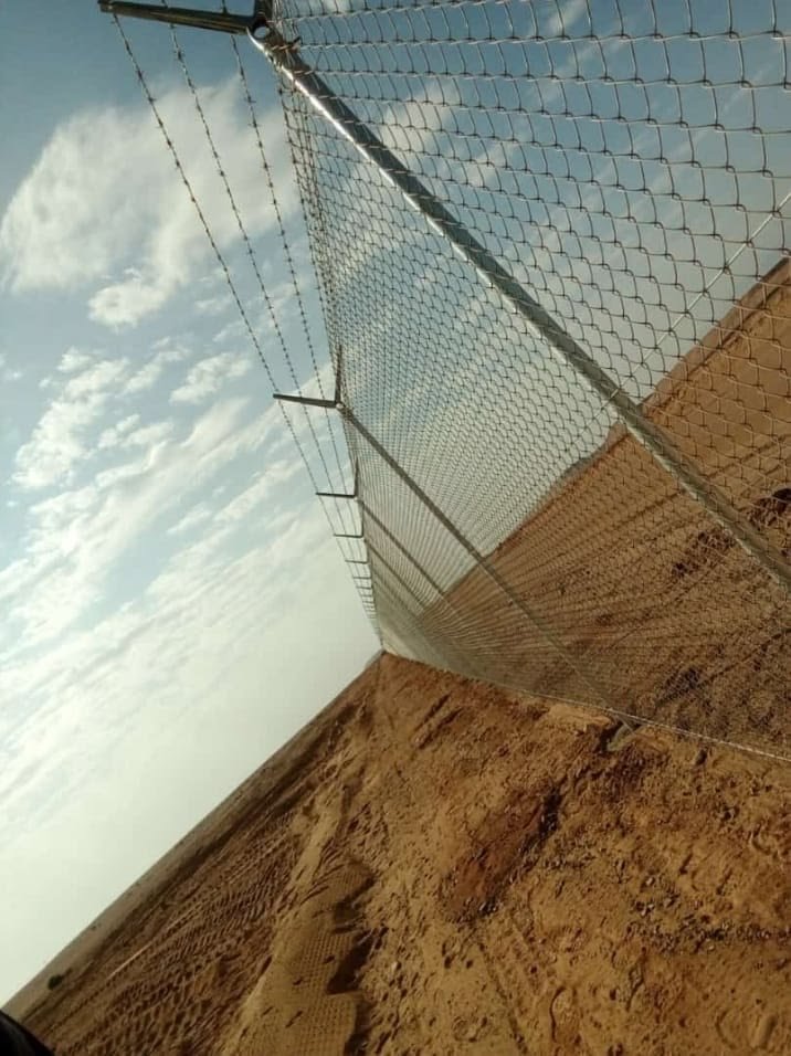 تنفيذ شبوك بأعمدة مجلفنة وتركيب احترافي.