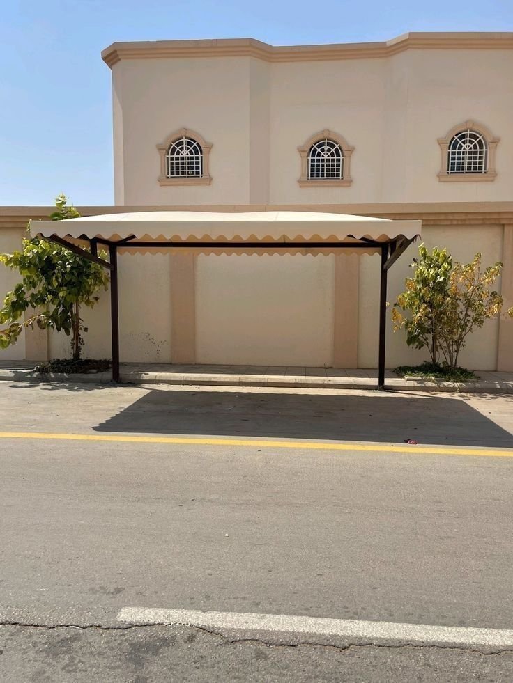 مظلات خارجية بألوان متعددة تناسب مختلف الأذواق.