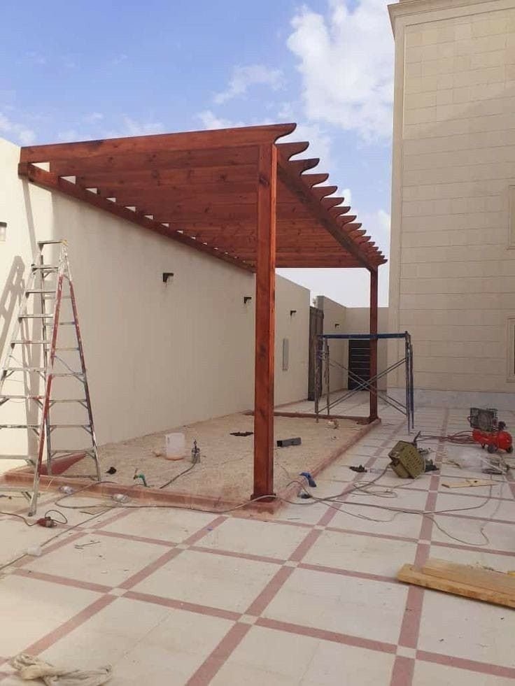 تنفيذ برجولات خشبية للجلسات العائلية الخارجية.