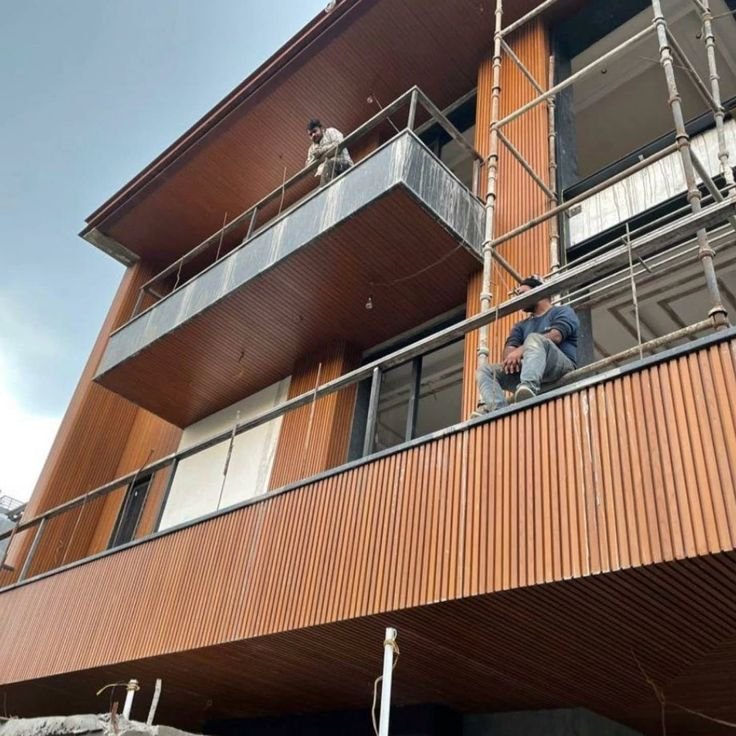تنفيذ واجهات خشبية خارجية تضفي مظهرًا أنيقًا للمباني.